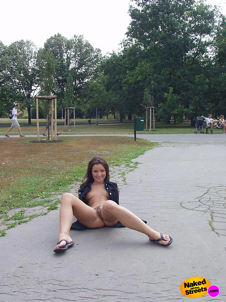 Hot brunette gets naked in the middle of a crowded parc
