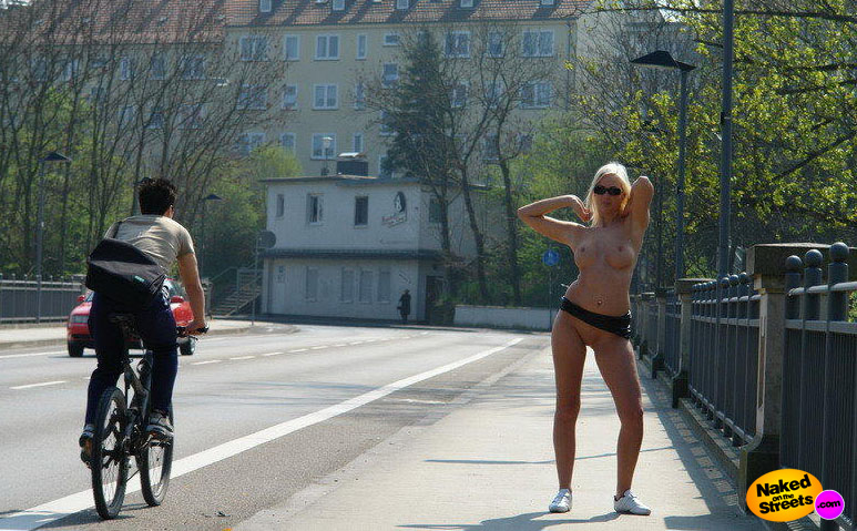 Super hot big titted blonde distracts a biker by posing fully nude on the sidewa