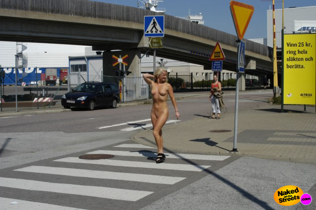 Fully nude girl crosses the street in broad daylight