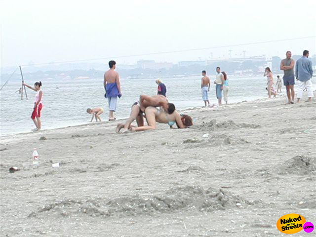 Super horny couple fucking doggystyle right on a crowded public beach