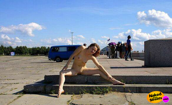Kinky girl poses nude at the beach