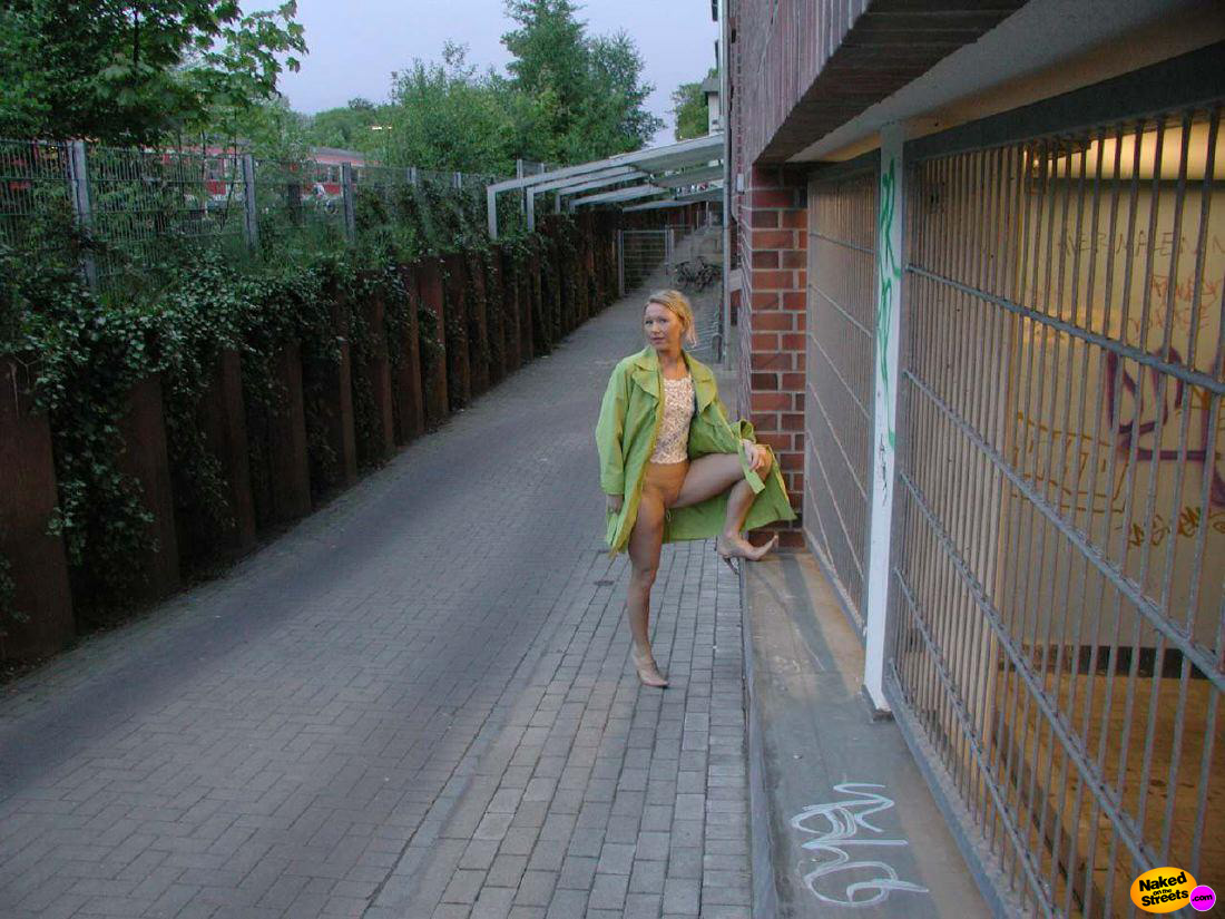 Kinky blonde MILF slut shows off her snatch in an alley