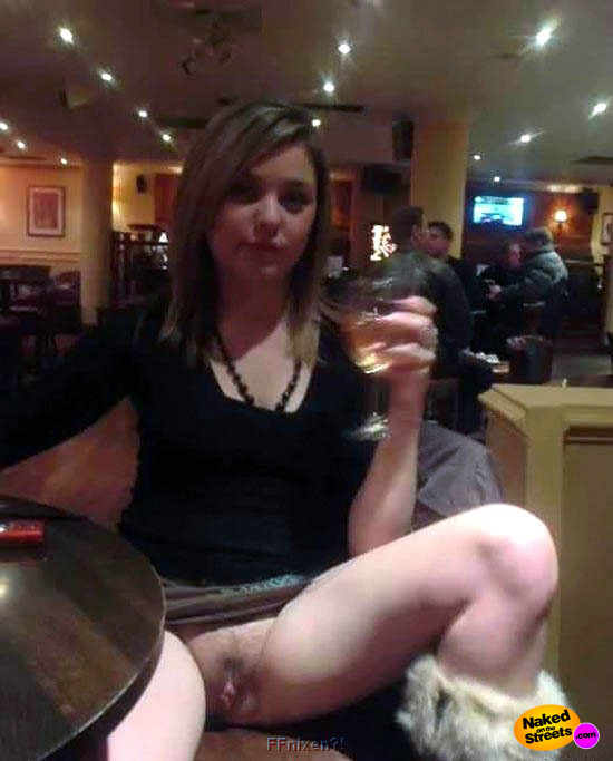 Teenie shows her pussy in a hotel lobby