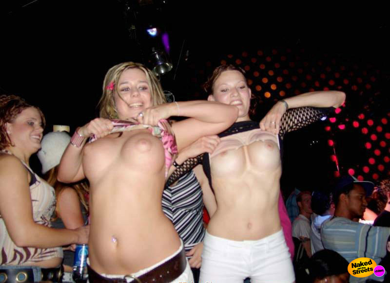 2 College girls expose their titties in a club