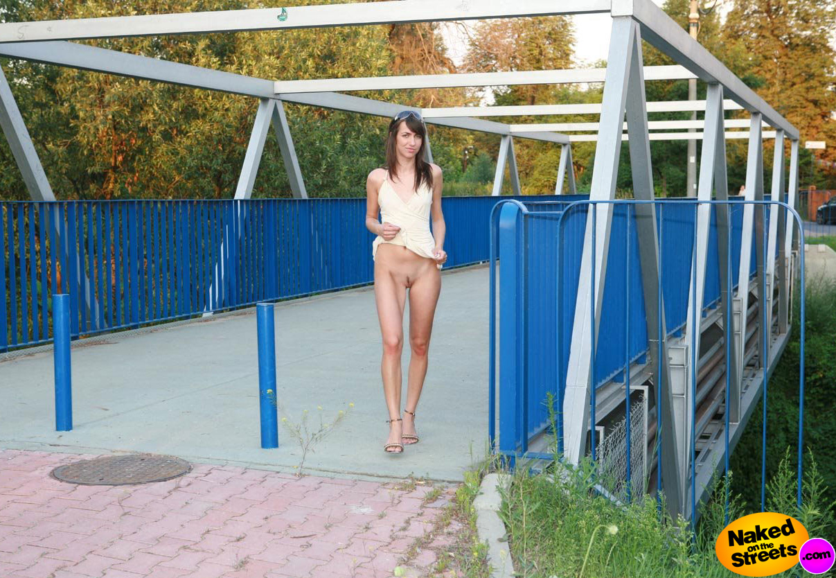 VERY HOT model-chick flashing her pussy while walking over the bridge
