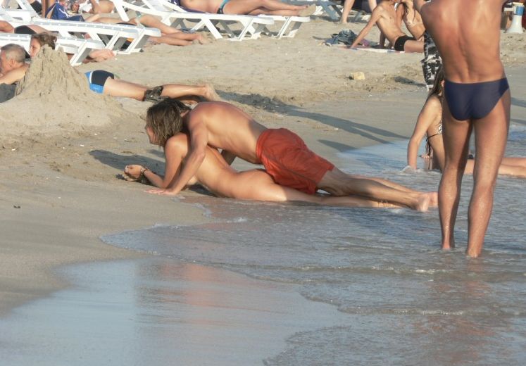 Dude tries to bang girl on public beach