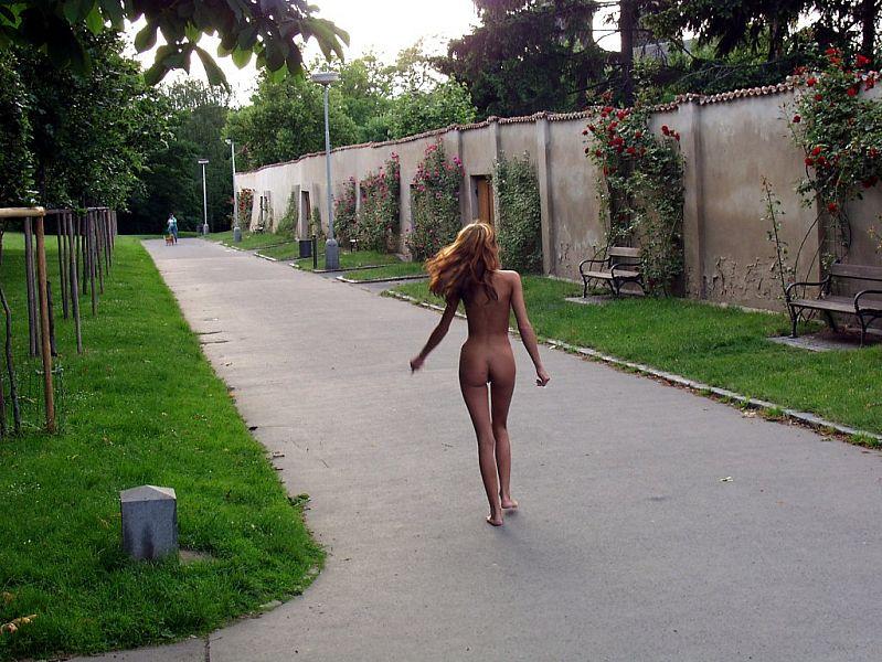 Super sexy teen with very toned body flashing in the park 