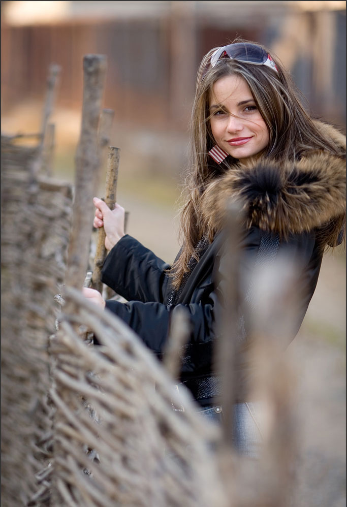 Super hot teen slut posing fully nude at a farm