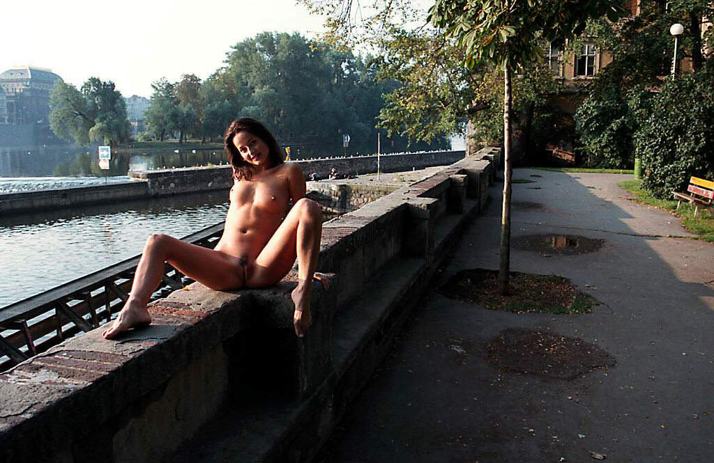 Very slutty toned girl shows off her body in the park