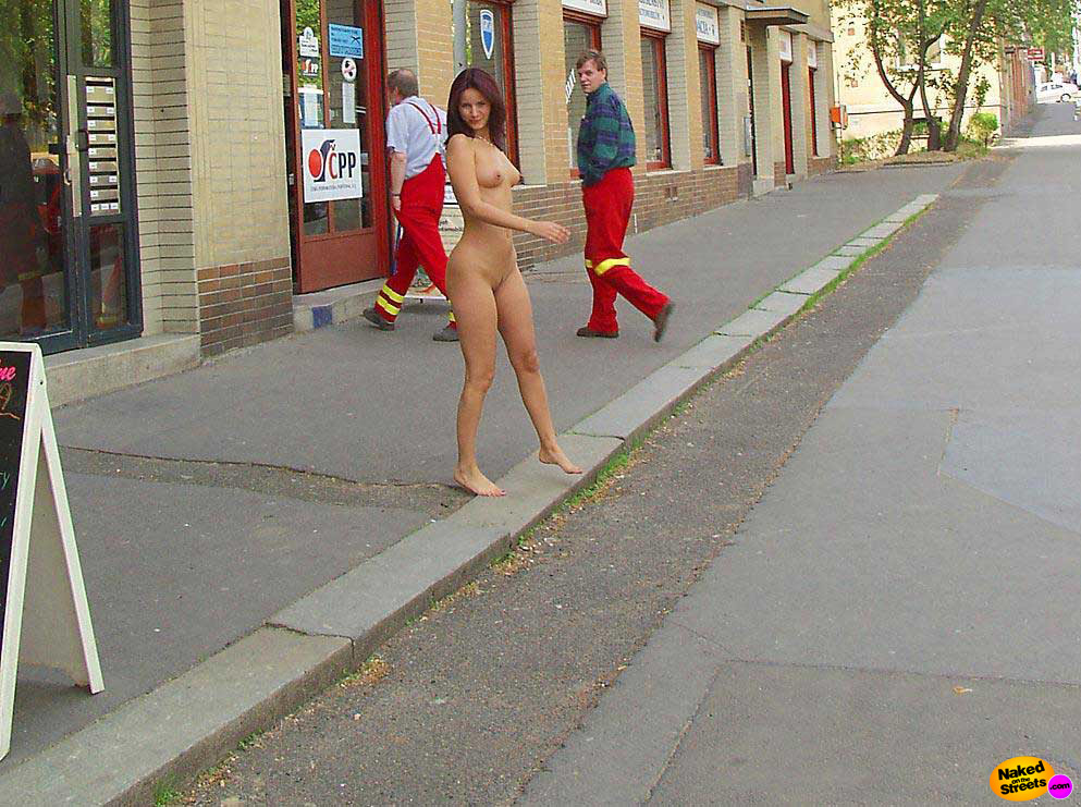 Super sexy young college girl posing naked on the streets