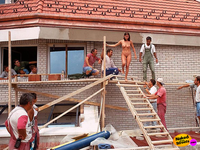 Daredevil chick walks naked through crowded construction site