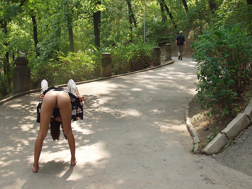 Hottest chick ever flashing her perfect ass in the park