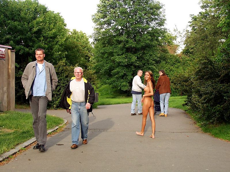 Really toned girl shows off her perfect body in the park 