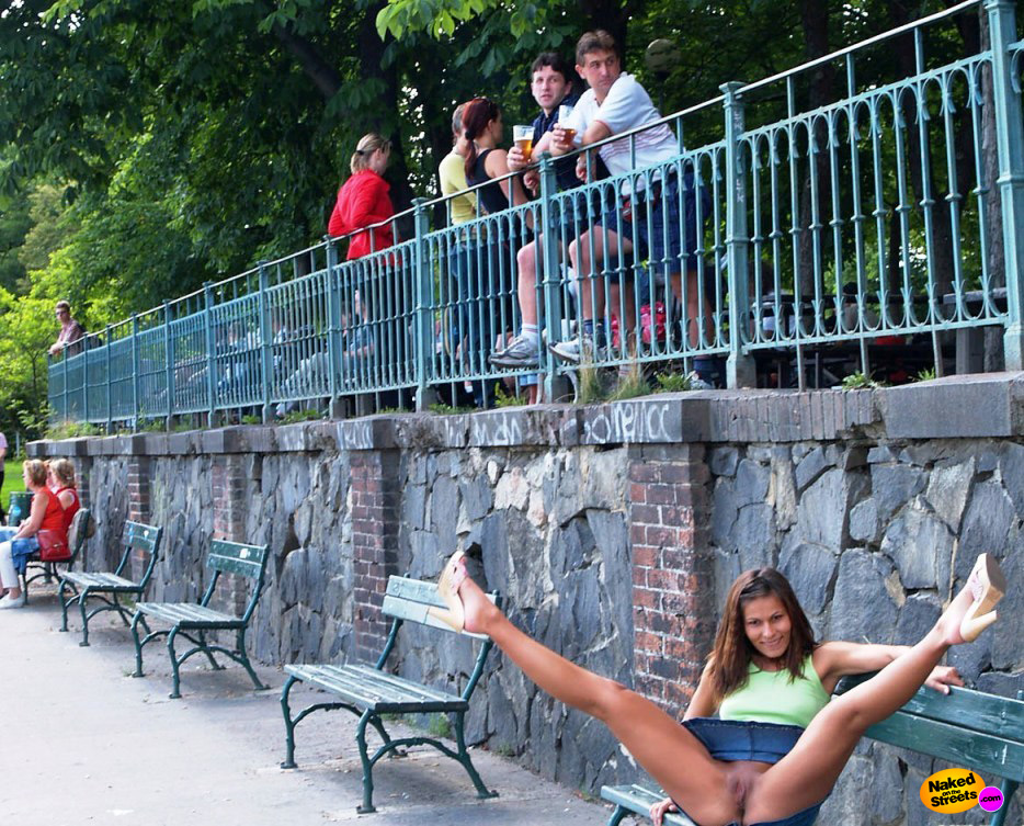 How the fuck do those guys not notice the girl 5ft below